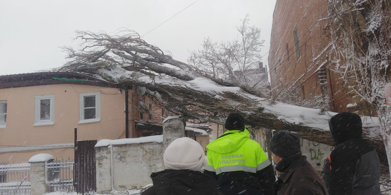 В Ставрополе после шквалистого ветра приступают к ремонту разрушенных  кровель